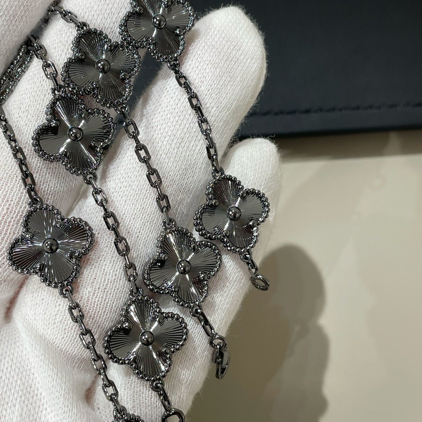 [Windsor Jewelry]CLOVER 5 MOTIF BLACK BRACELET