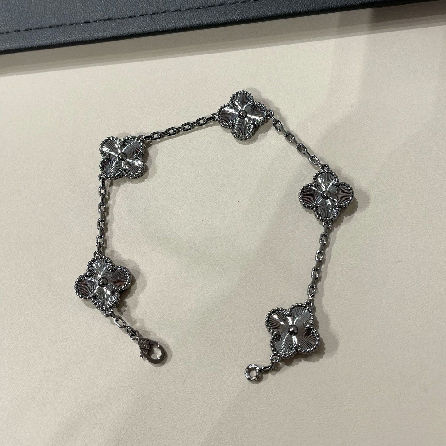 [Windsor Jewelry]CLOVER 5 MOTIF BLACK BRACELET