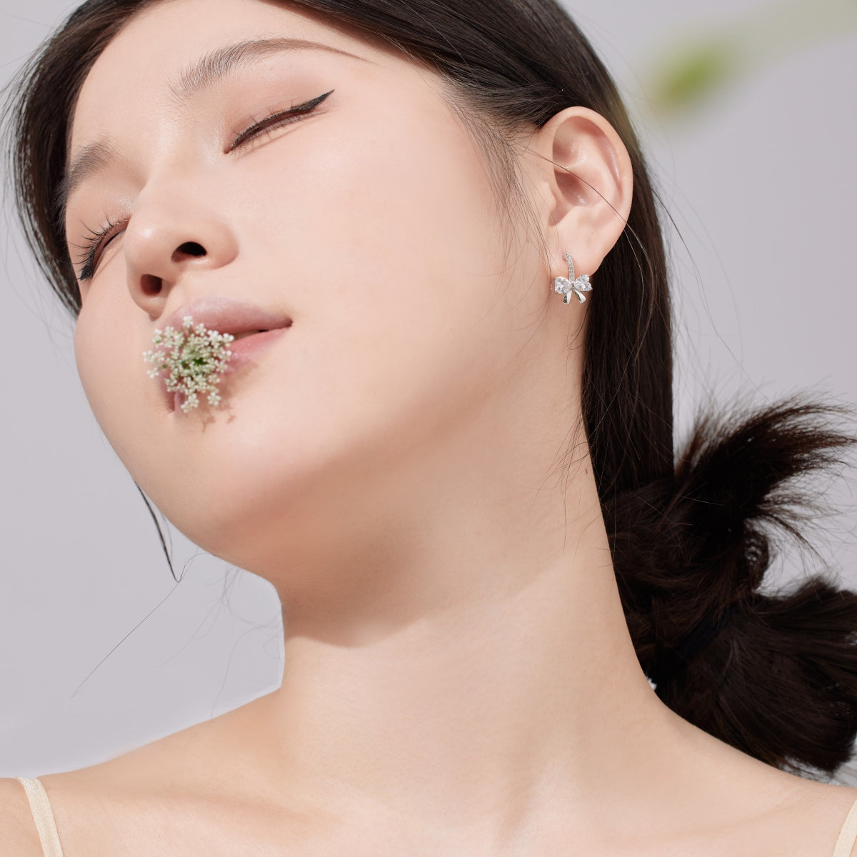 [Windsor Jewelry]Exquisite Earrings With Heart-Shaped Bow Design
