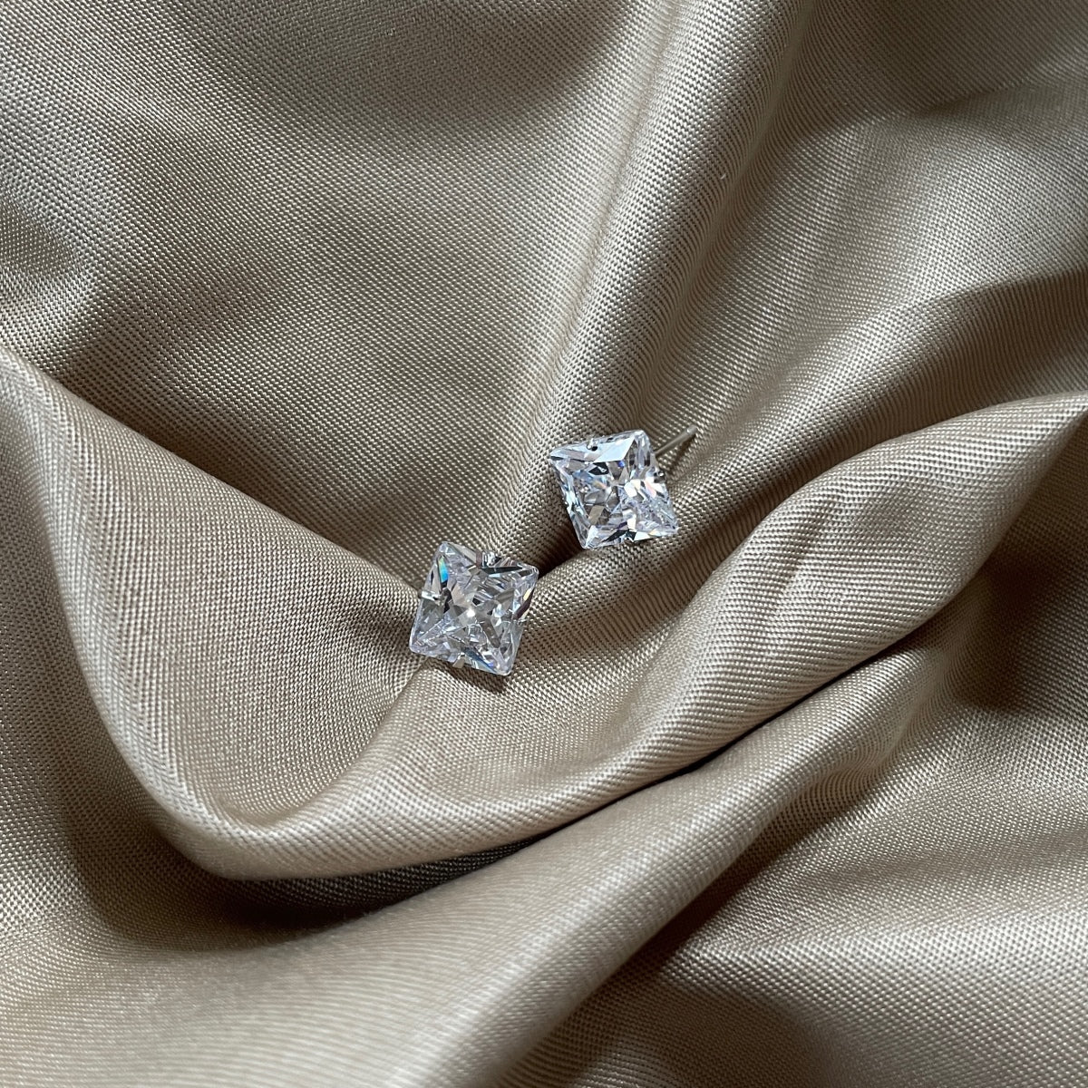 [Windsor Jewelry]Stylish Shiny Square Center Stone Stud Earrings
