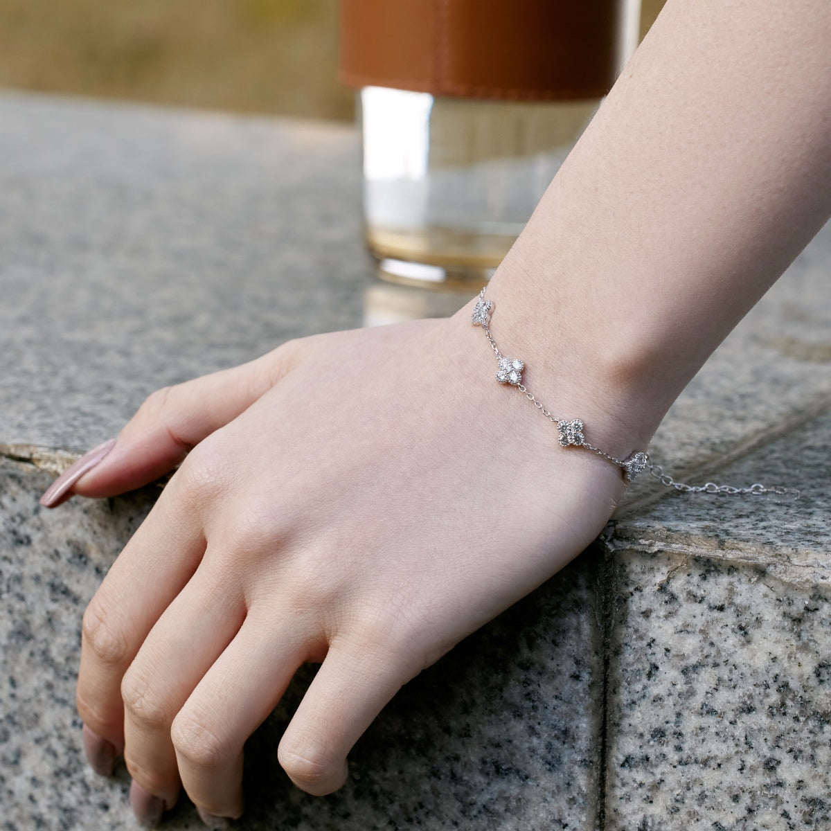 [Windsor Jewelry]Four-Leaf Clover Hollow Butterfly Bracelet