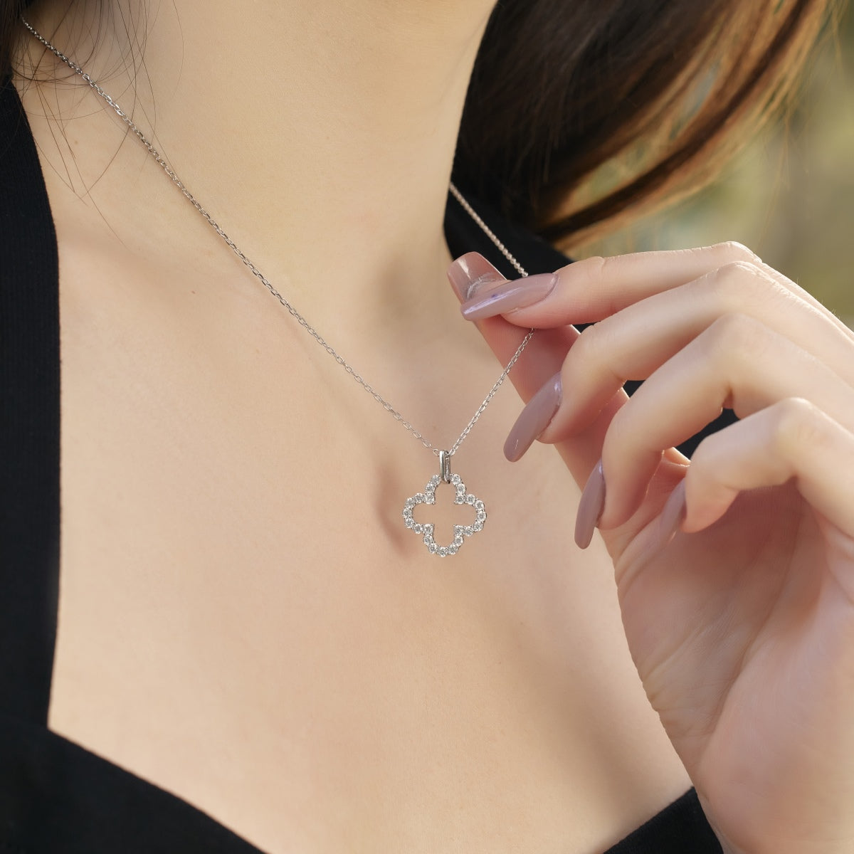 [Windsor Jewelry]Four-Leaf Clover Hollow Design Exquisite Necklace