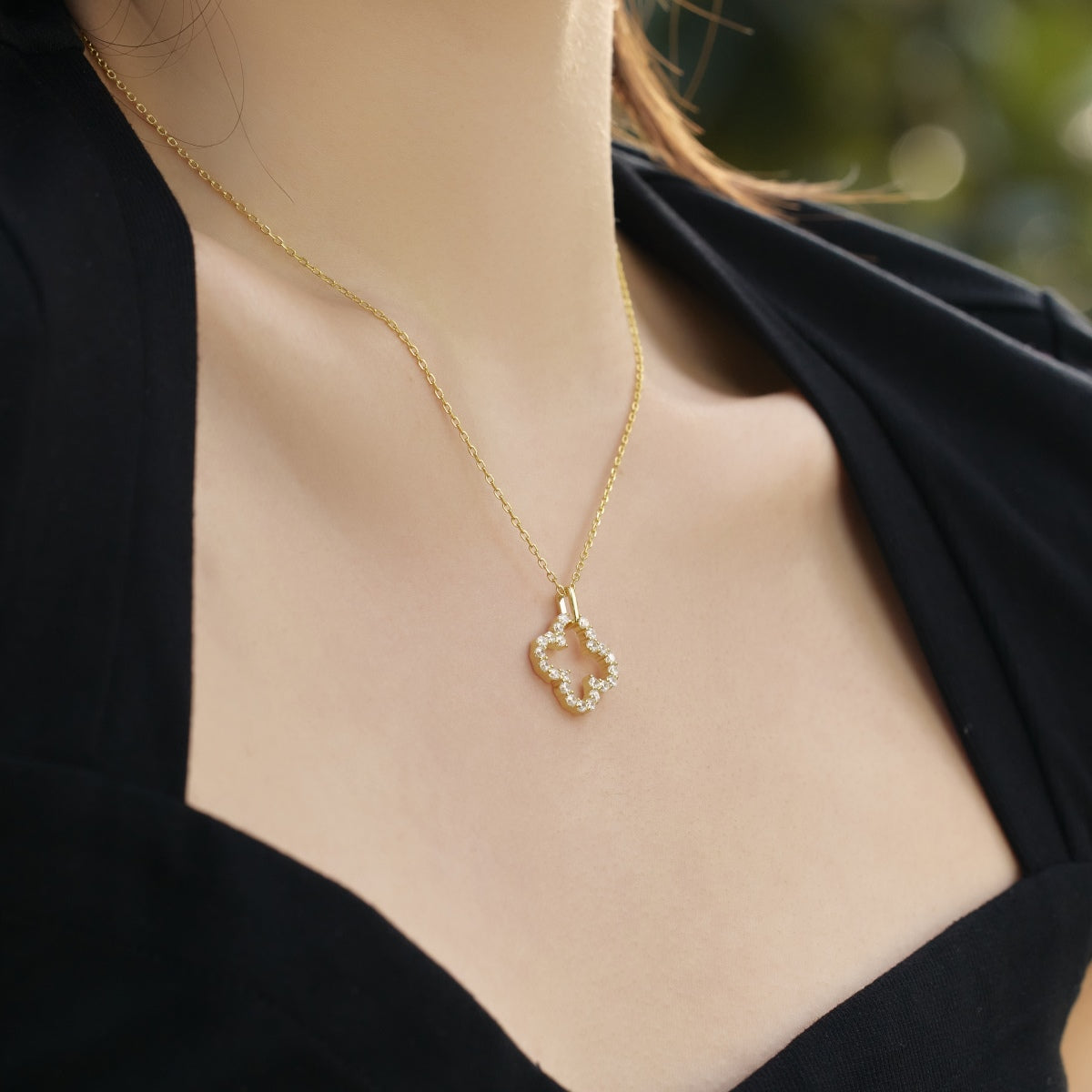 [Windsor Jewelry]Four-Leaf Clover Hollow Design Exquisite Necklace