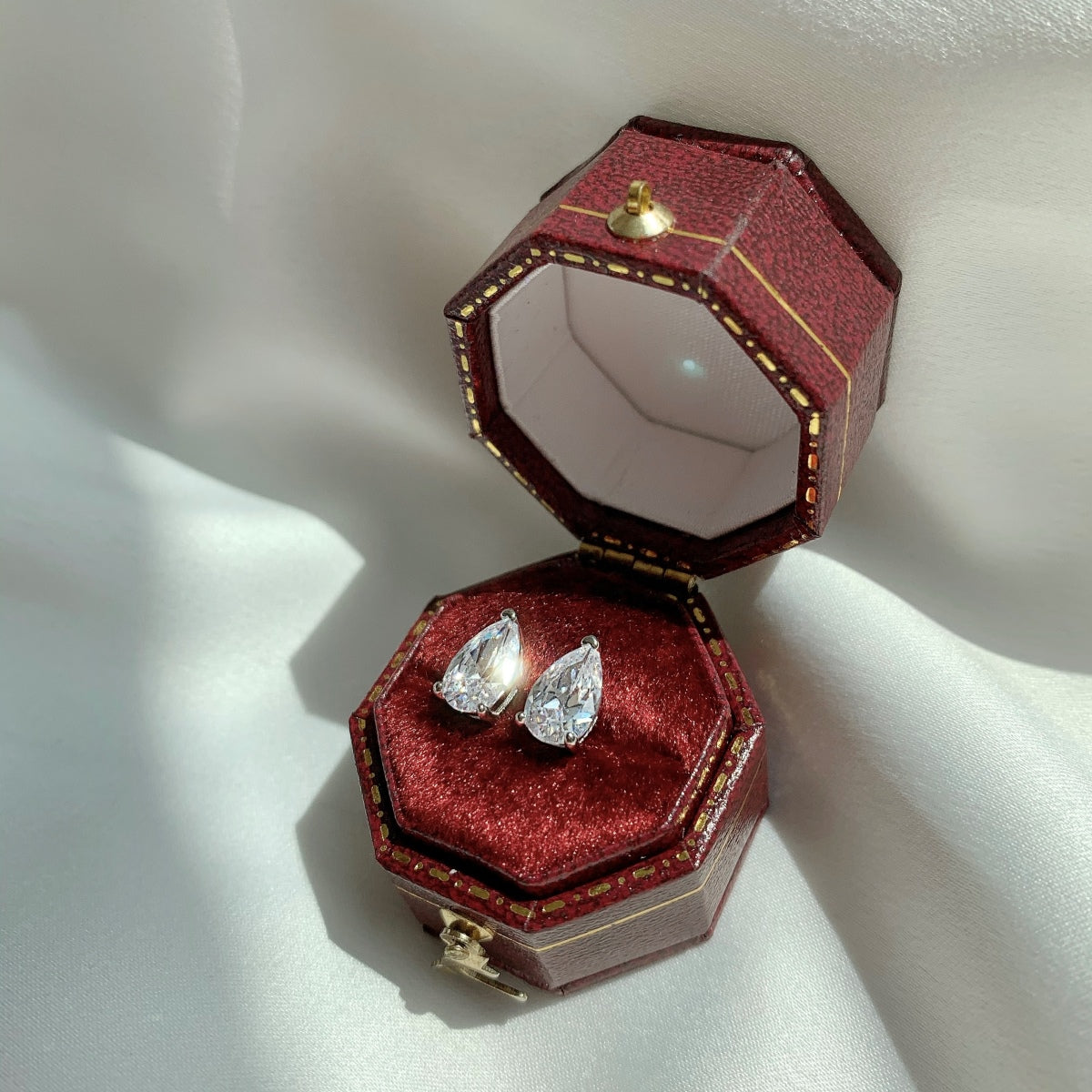 [Windsor Jewelry]Ornate Water Drop Shape Earrings