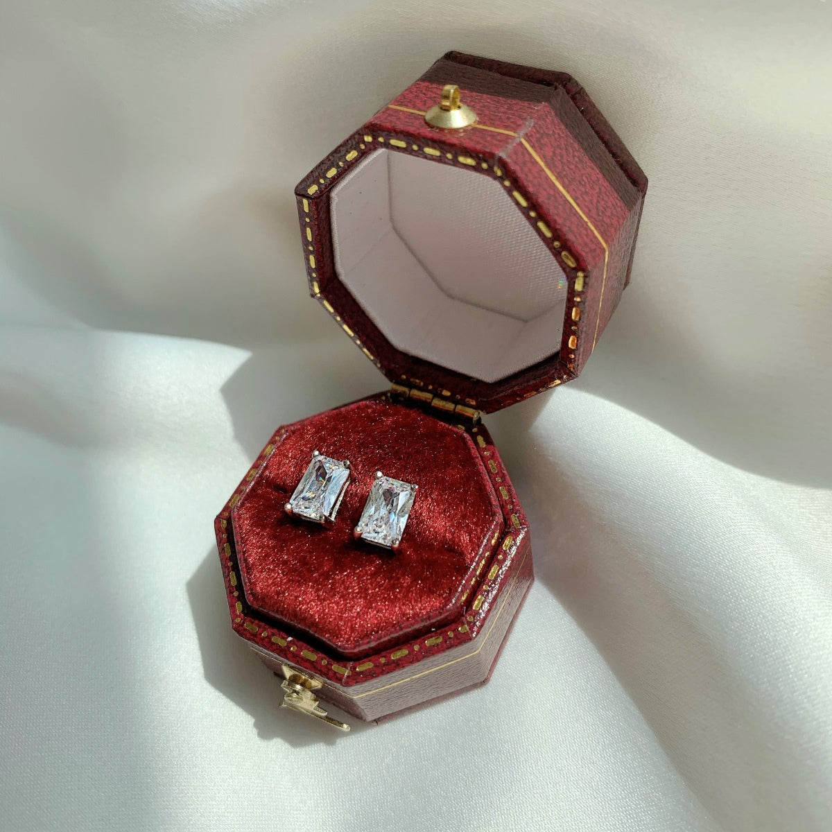 [Windsor Jewelry]Stylish Shiny Rectangular Center Stone Stud Earrings
