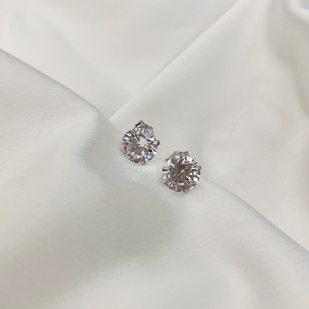[Windsor Jewelry]Stylish Shiny Round Center Stone Stud Earrings