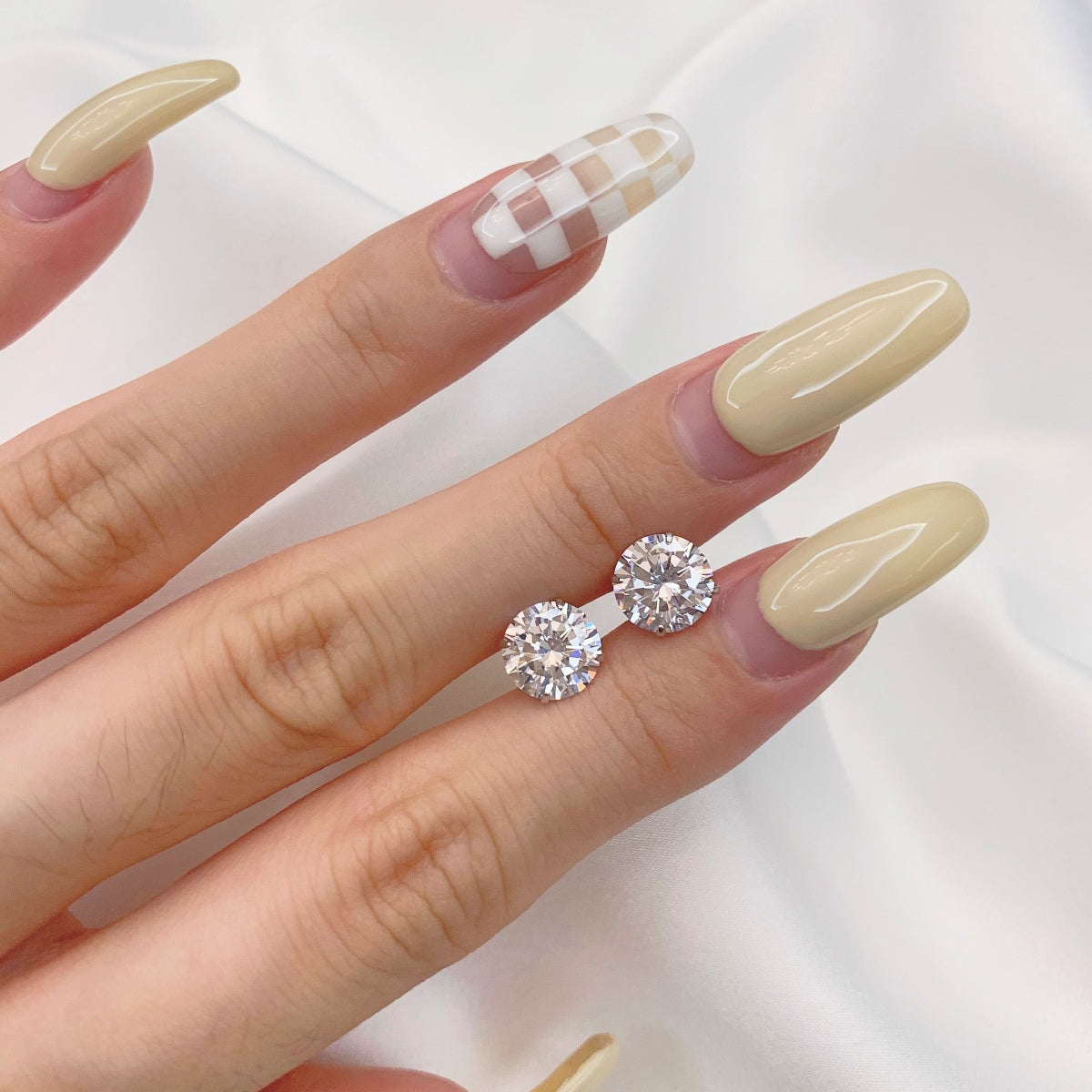 [Windsor Jewelry]Stylish Shiny Round Center Stone Stud Earrings