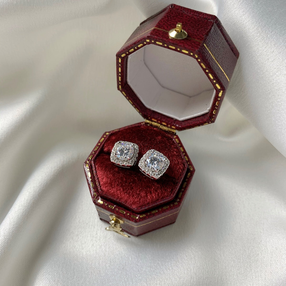 [Windsor Jewelry]Classic Round Center Stone Stud Earrings