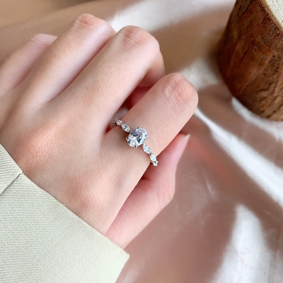 [Windsor Jewelry]0.75 Carat Luxurious Vibrant Elongated Cushion Cut Daily Ring