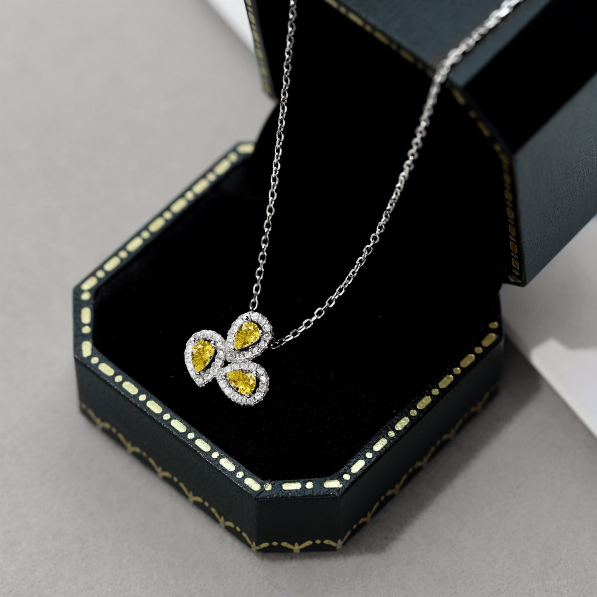 [Windsor Jewelry]Elegant Flower Shape Pear Cut Necklace