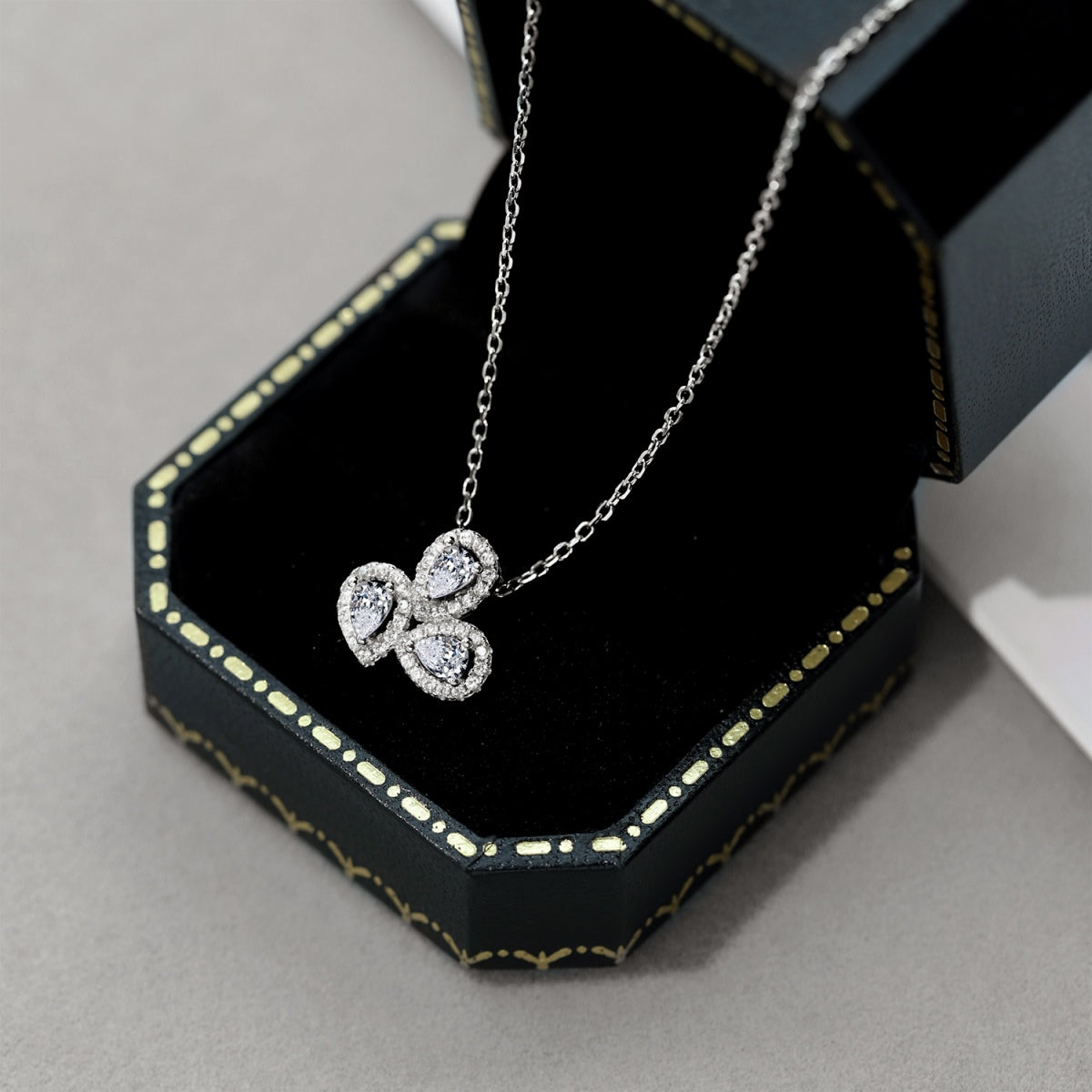 [Windsor Jewelry]Elegant Flower Shape Pear Cut Necklace