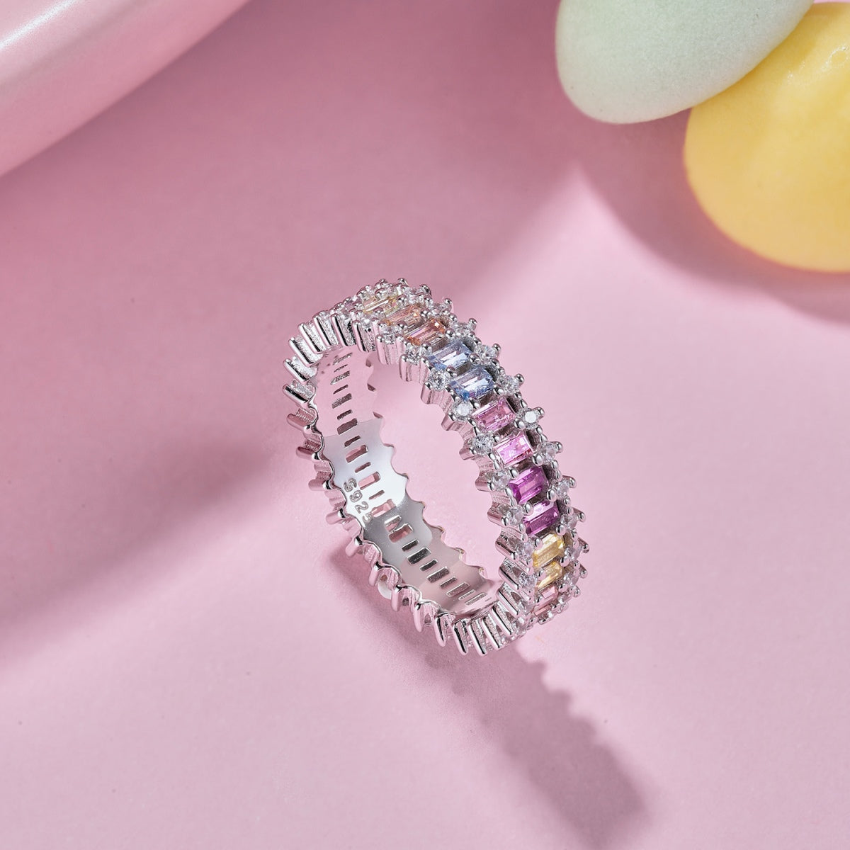 [Windsor Jewelry]Splashy Ornate Emerald Cut Cocktail Ring