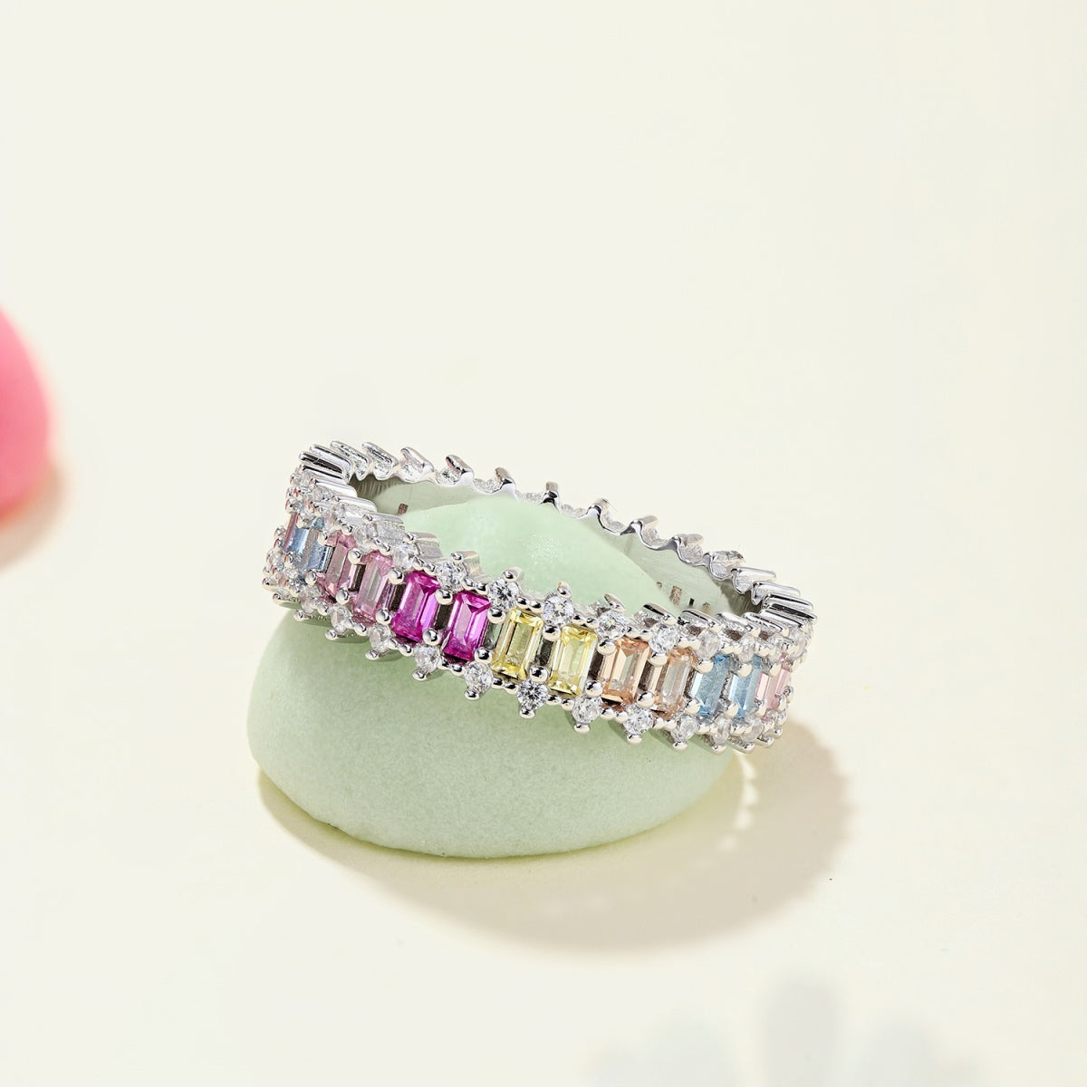 [Windsor Jewelry]Splashy Ornate Emerald Cut Cocktail Ring