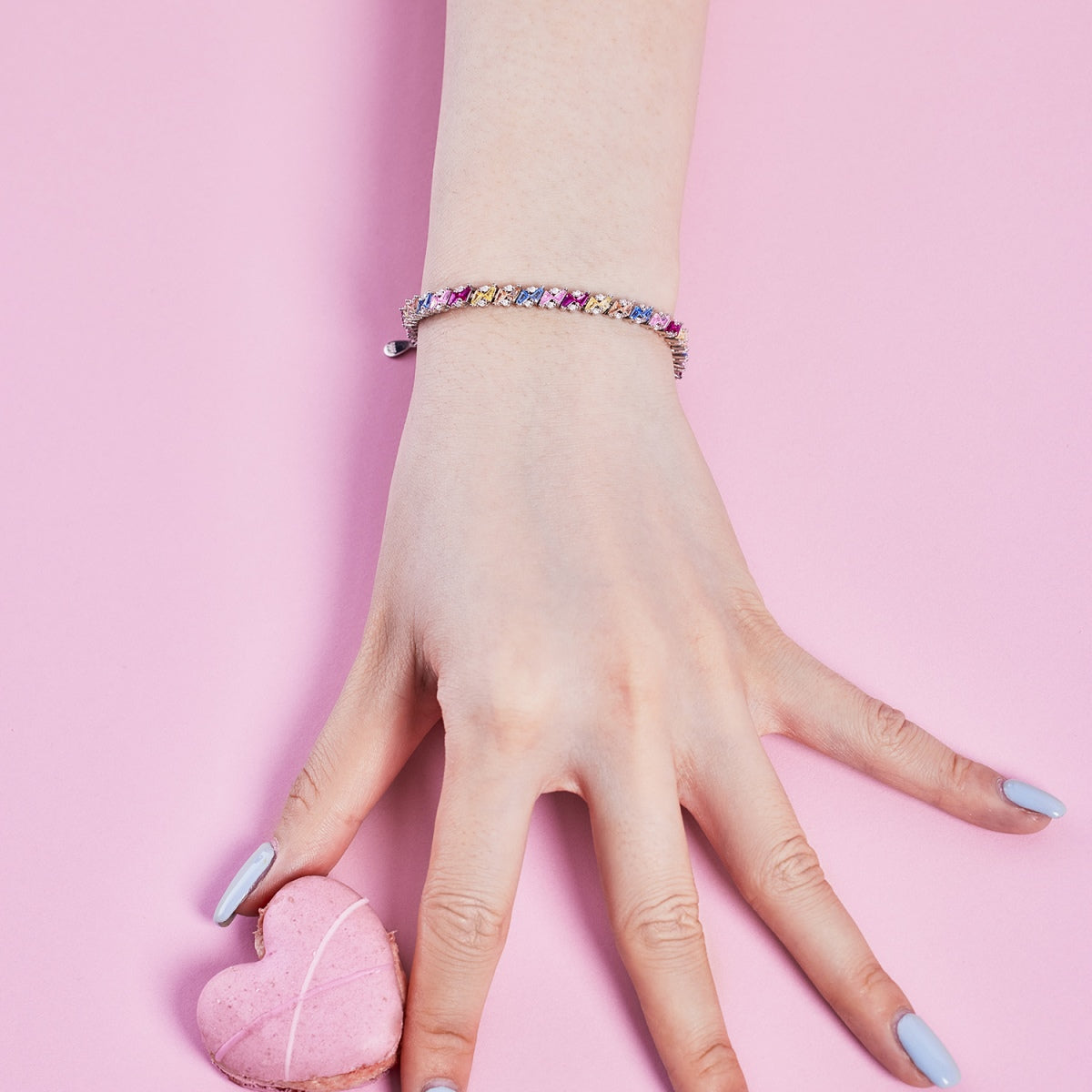 [Windsor Jewelry]Ornate Sparkling Multi Cut Party Bracelet
