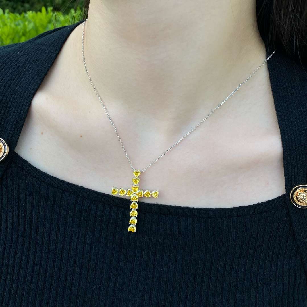 [Windsor Jewelry]Radiant Cross Shape Necklace