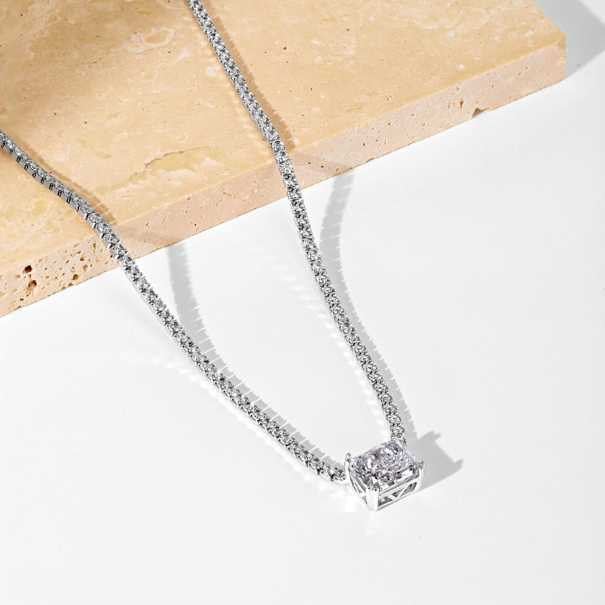 [Windsor Jewelry]4.0 Carat Elegant Radiant Cut Necklace