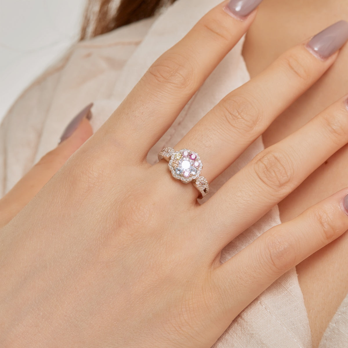 [Windsor Jewelry]Delicate Colorful Round Cut Flower Shape Wedding Ring