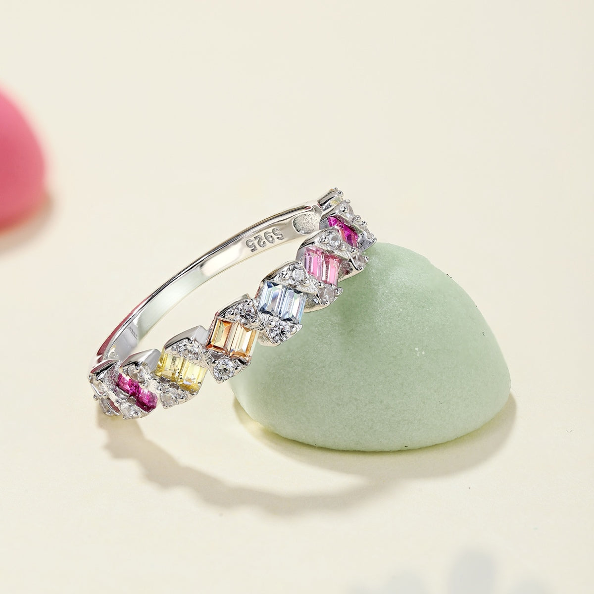[Windsor Jewelry]Delicate Vibrant Emerald Cut Daily Ring