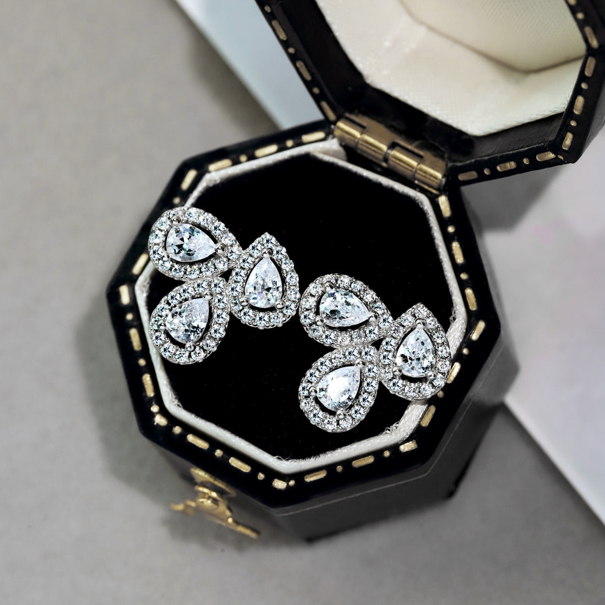[Windsor Jewelry]Ornate Flower Shape Pear Cut Lover Earrings