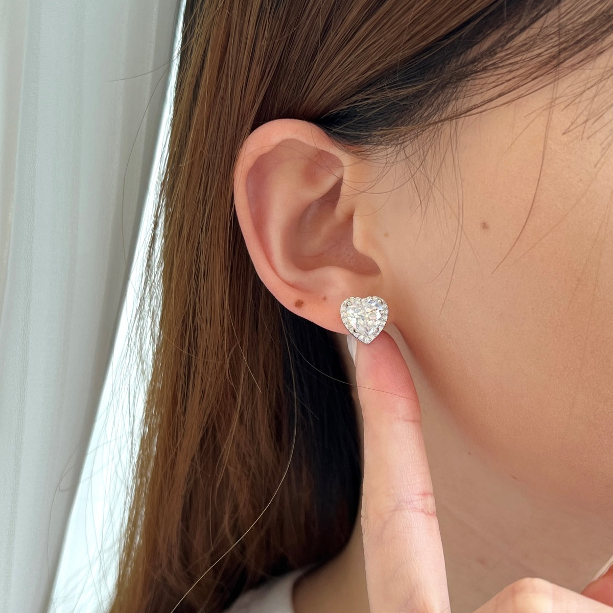 [Windsor Jewelry]Sparkling Heart Shape Lover Earrings