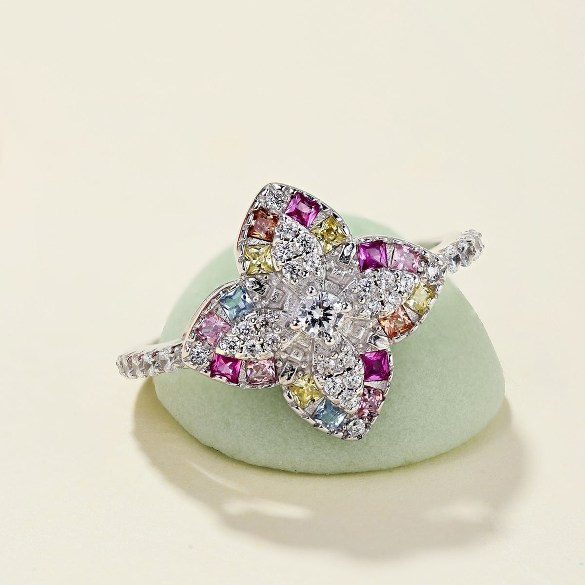 [Windsor Jewelry]Luxurious Colorful Flower Shape Banquet Ring