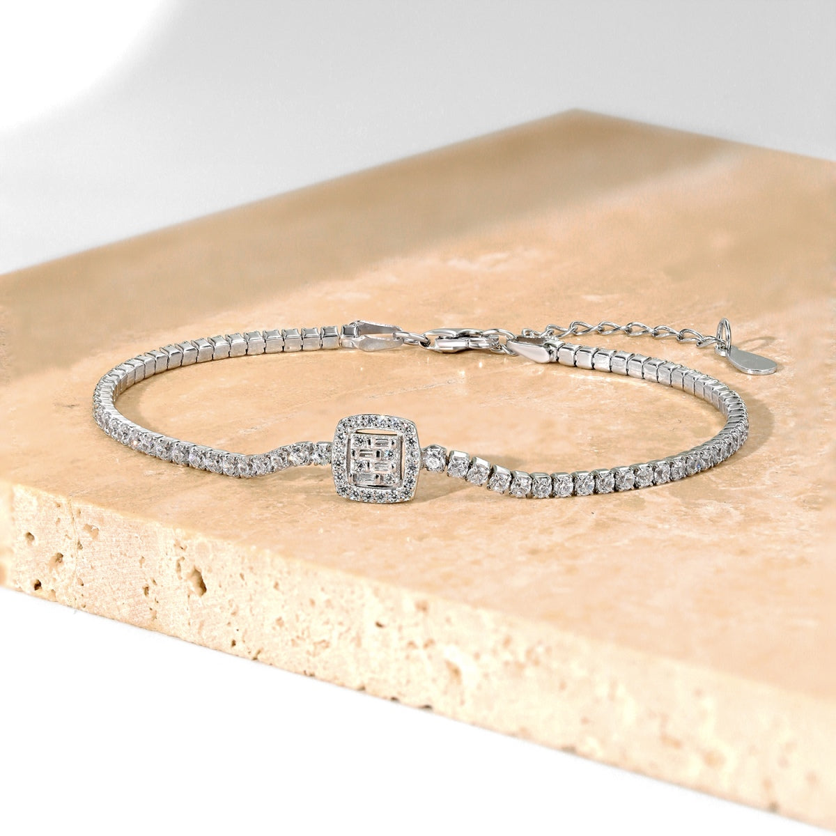 [Windsor Jewelry]Luxurious Dazzling Square Shape Banquet Bracelet