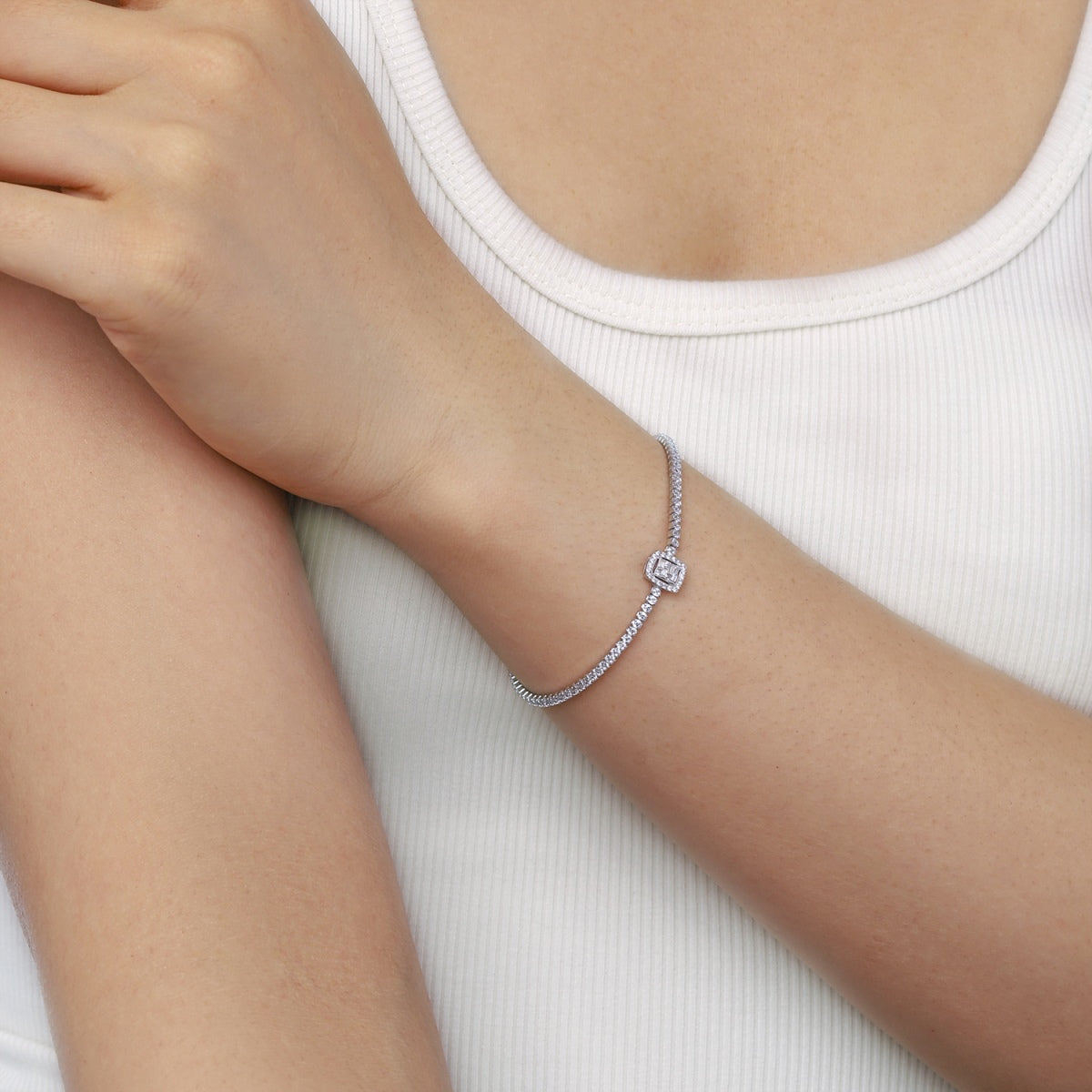 [Windsor Jewelry]Luxurious Dazzling Square Shape Banquet Bracelet