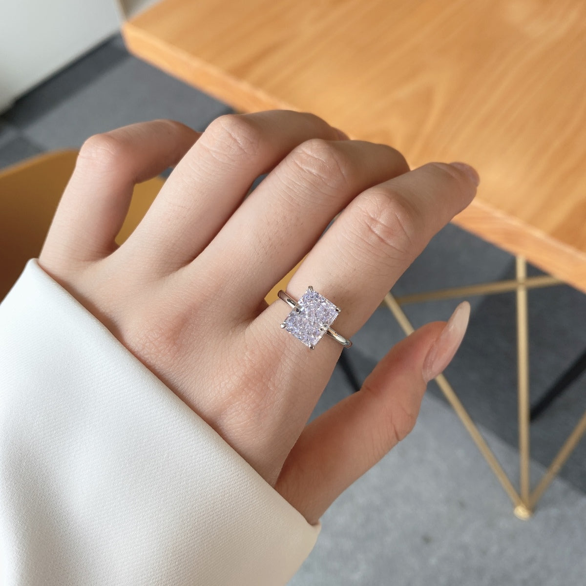 [Windsor Jewelry]4.0 Carat Ornate Enchanting Radiand Cut Banquet Ring