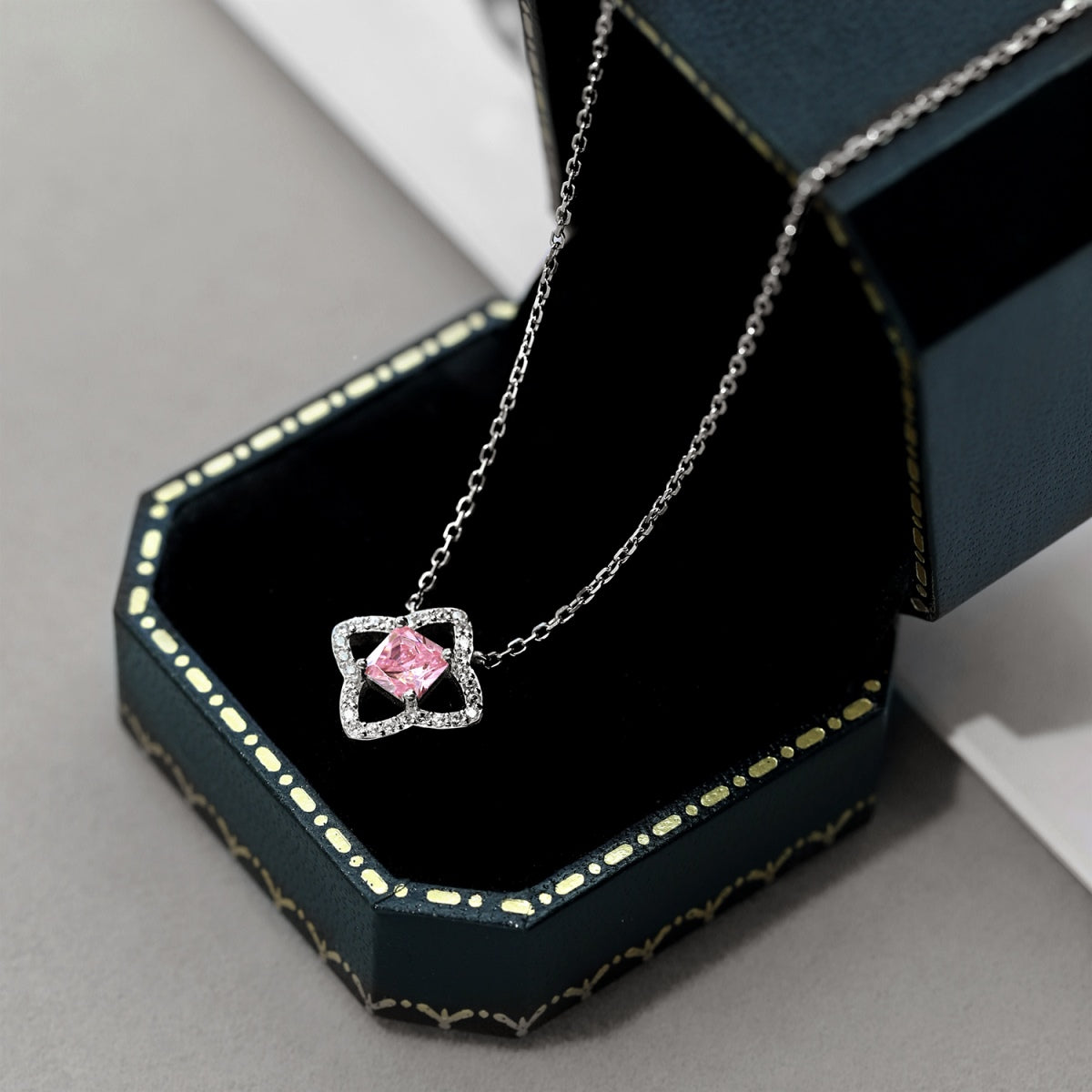 [Windsor Jewelry]Exquisite Flower Shape Princess Cut Necklace