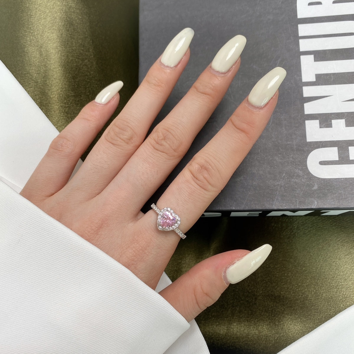 [Windsor Jewelry]Eternity Splashy Romantic Heart Shape Lover Ring