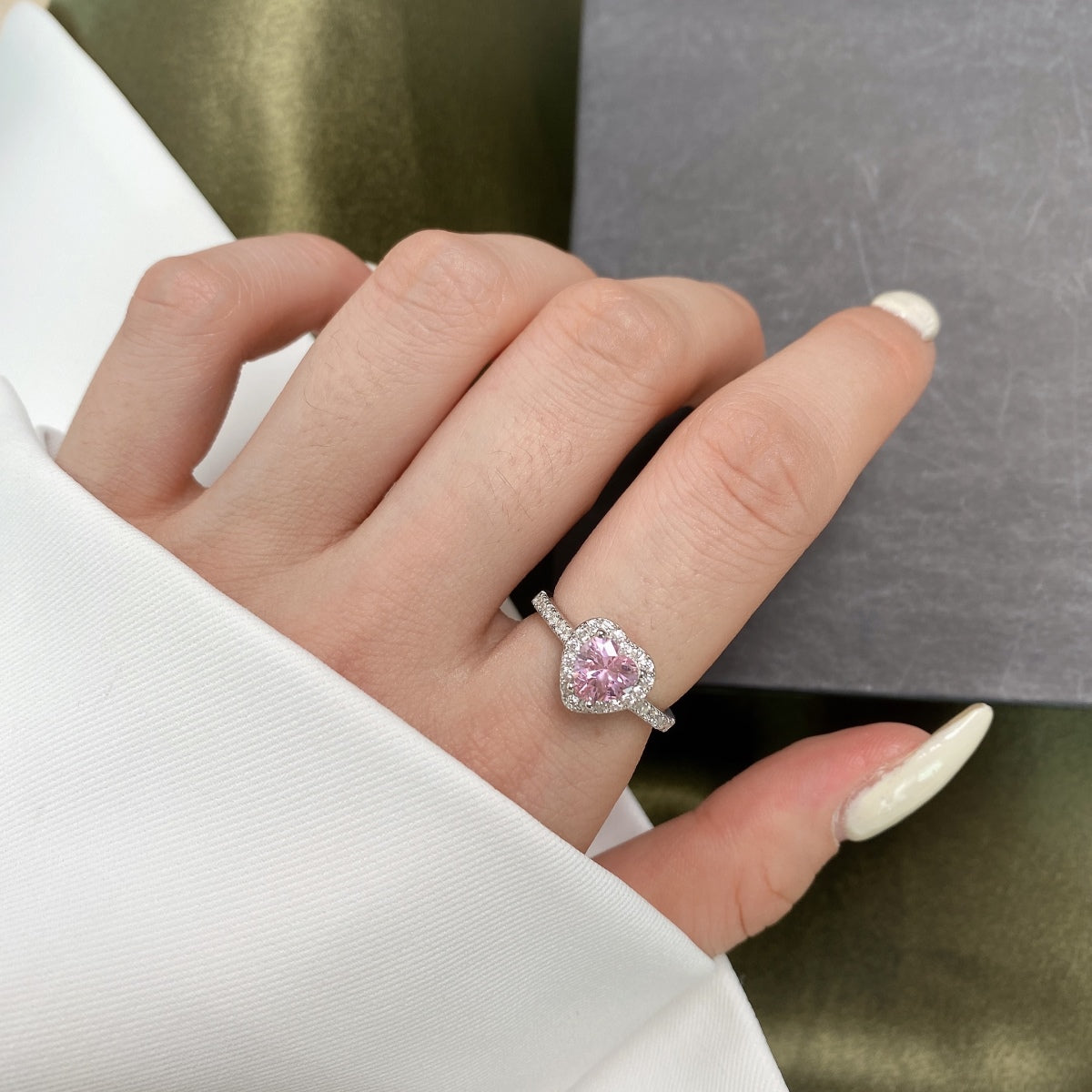 [Windsor Jewelry]Eternity Splashy Romantic Heart Shape Lover Ring