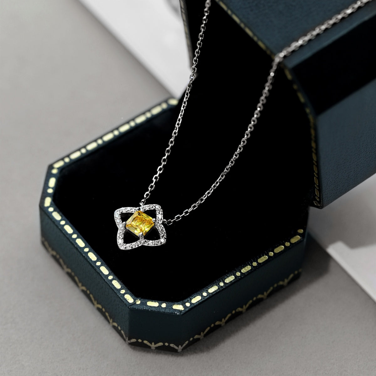 [Windsor Jewelry]Exquisite Flower Shape Princess Cut Necklace