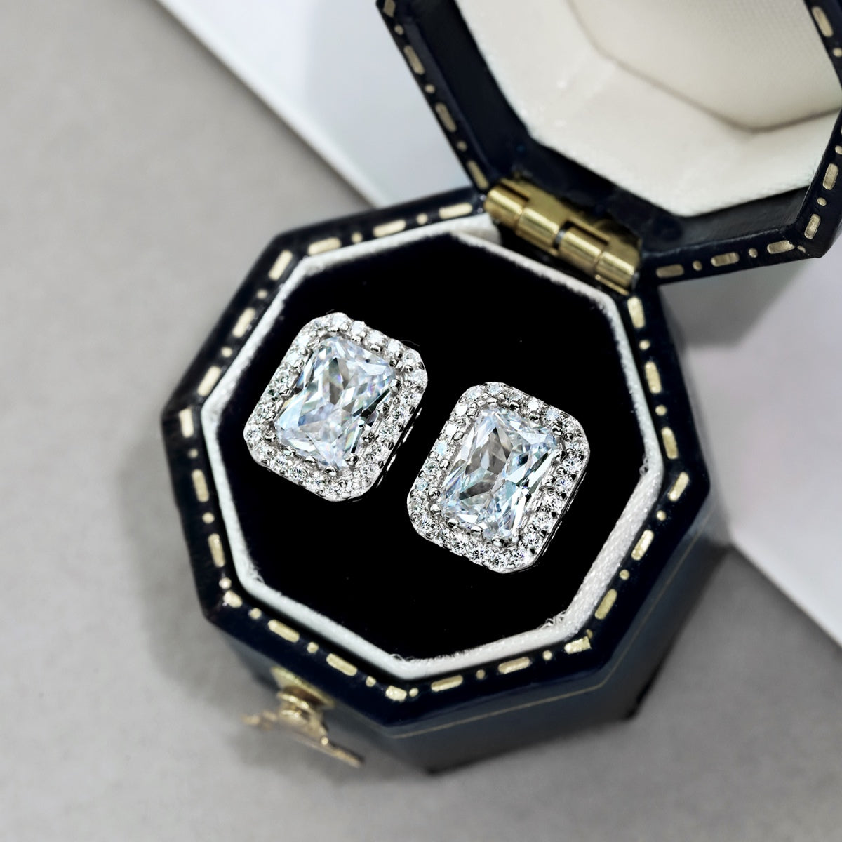 [Windsor Jewelry]1.0 Carat Luxurious Dainty Emerald Cut Daily Earrings