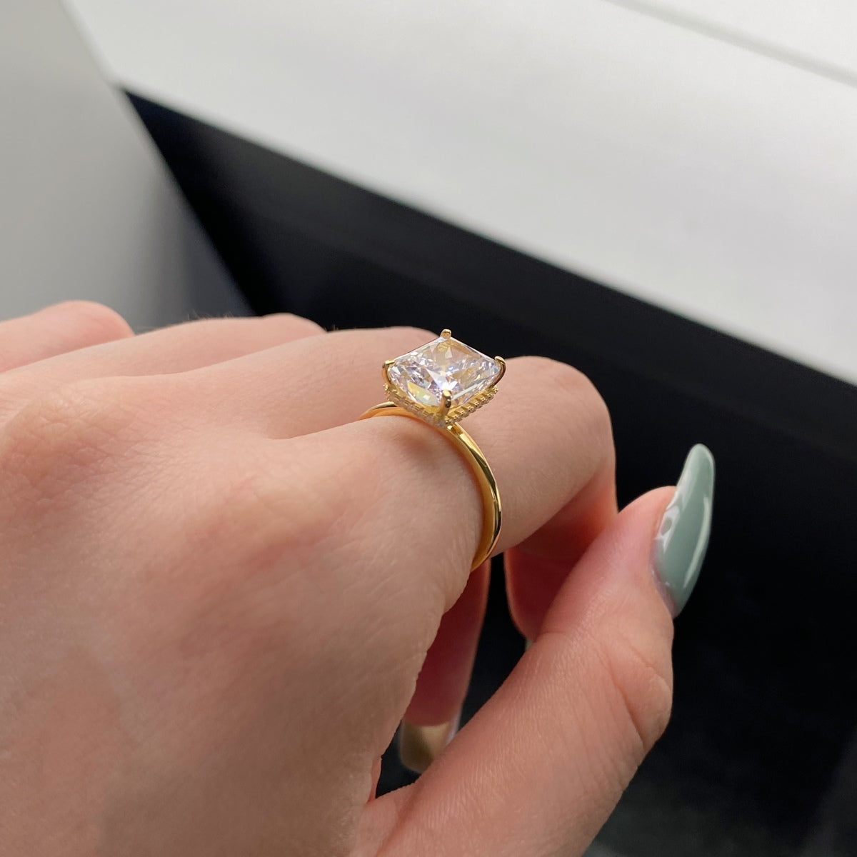 [Windsor Jewelry]4.0 Carat Ornate Enchanting Radiand Cut Banquet Ring