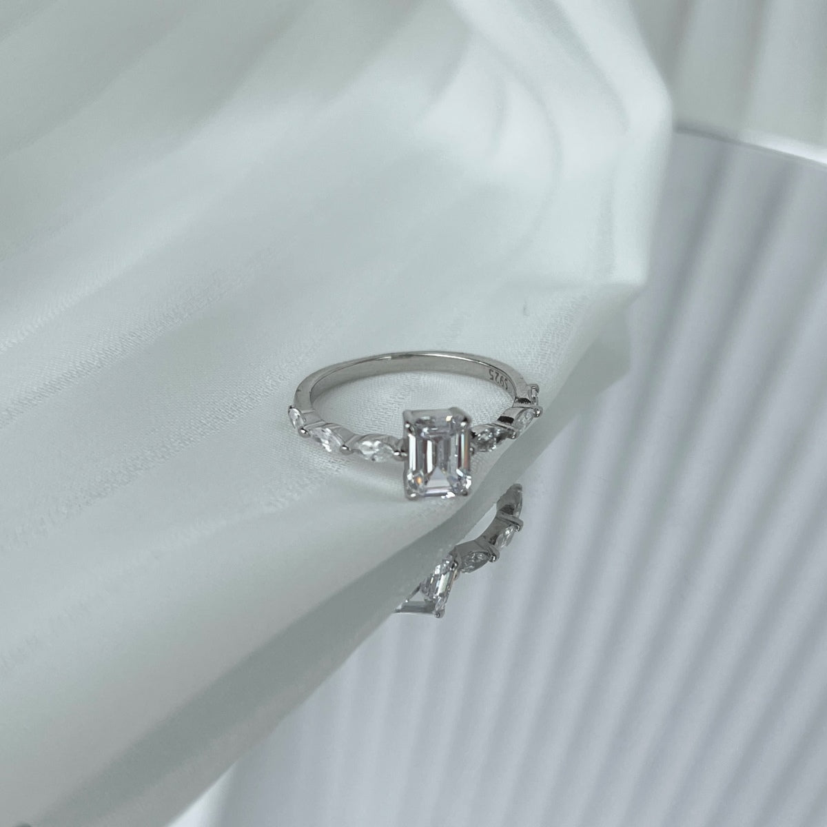 [Windsor Jewelry]1.0 Carat Dainty Resplendent Radiant Cut Daily Ring