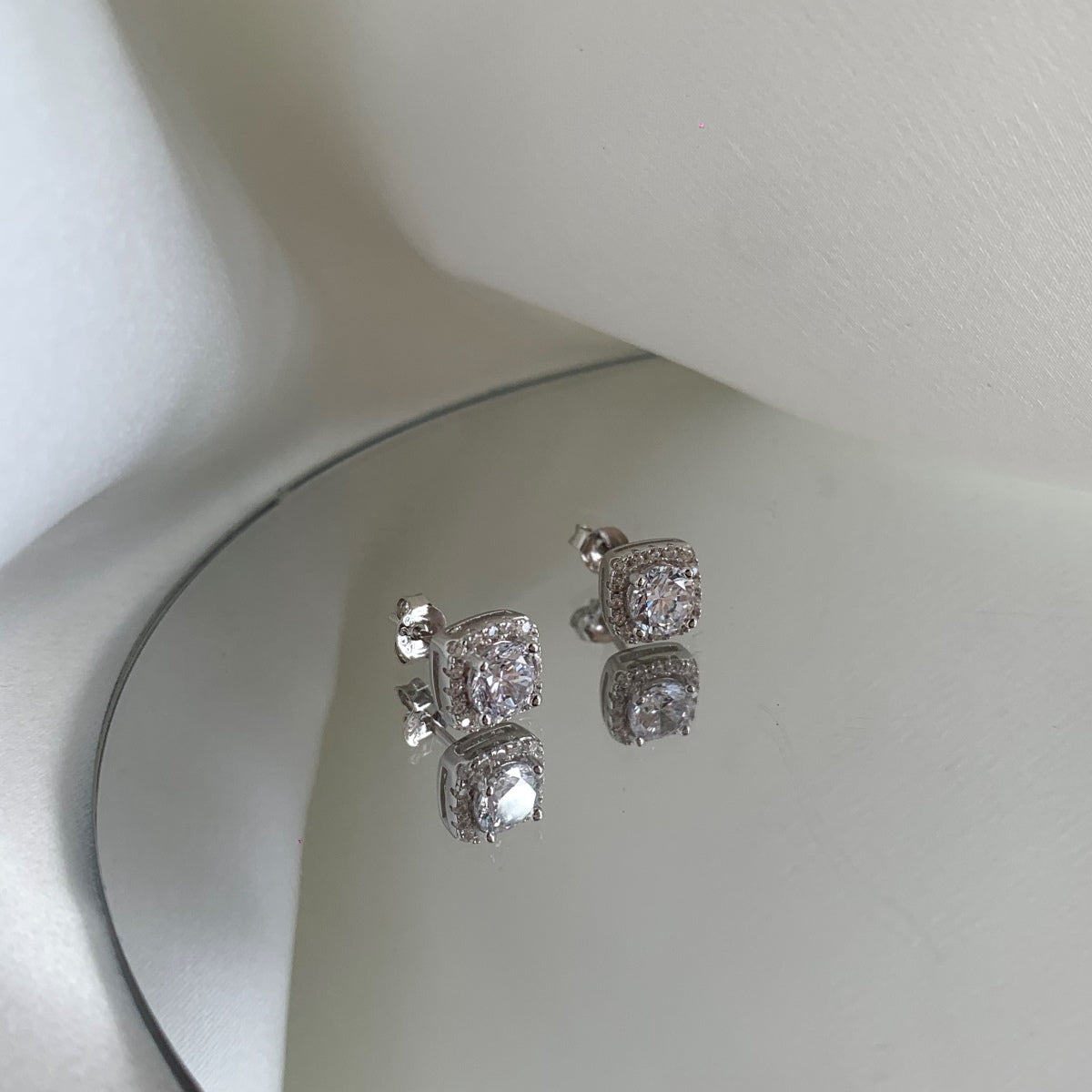 [Windsor Jewelry]Classic Round Center Stone Stud Earrings