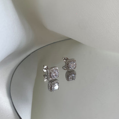 [Windsor Jewelry]Classic Round Center Stone Stud Earrings