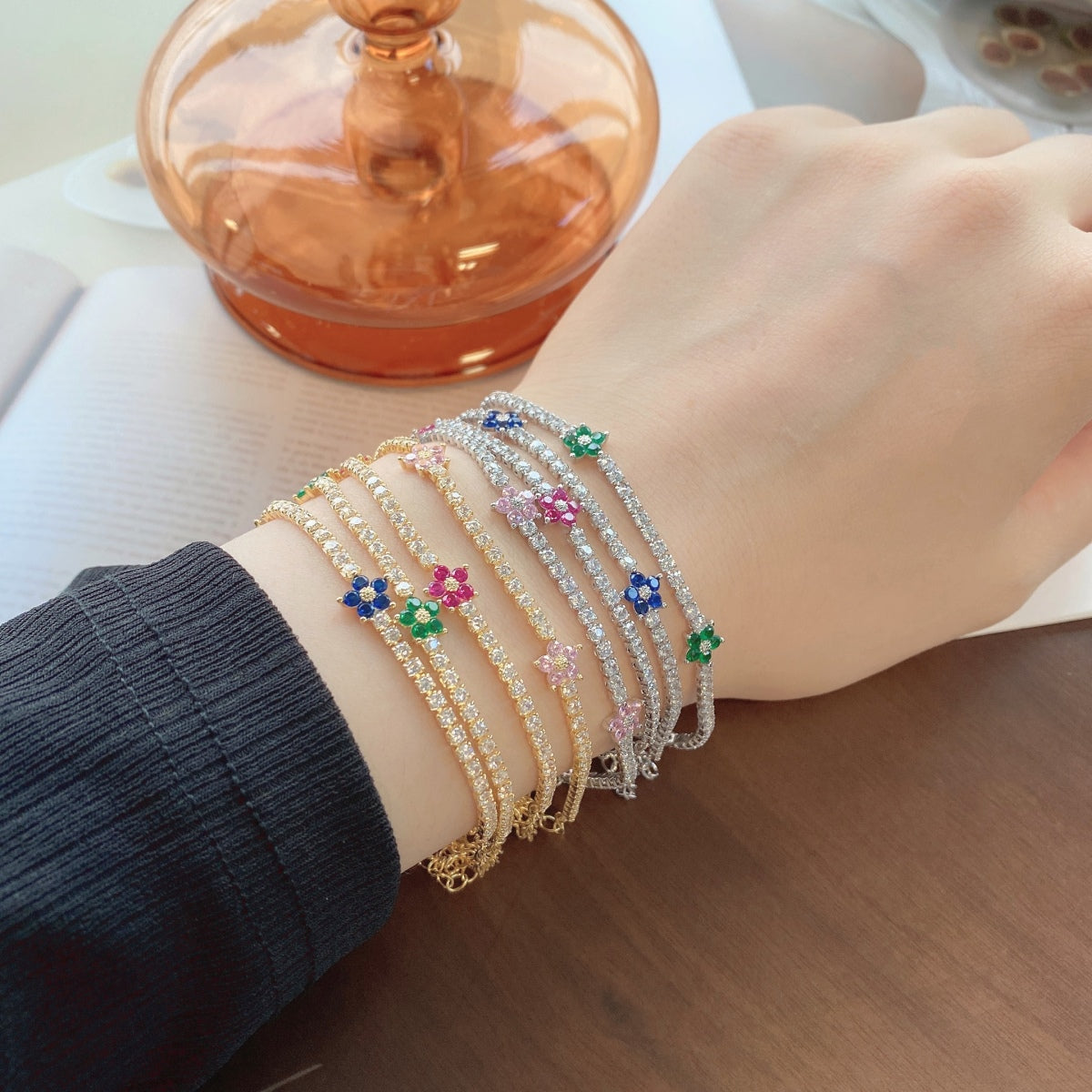 [Windsor Jewelry]Sparkling Flower Shape Tennis Bracelet