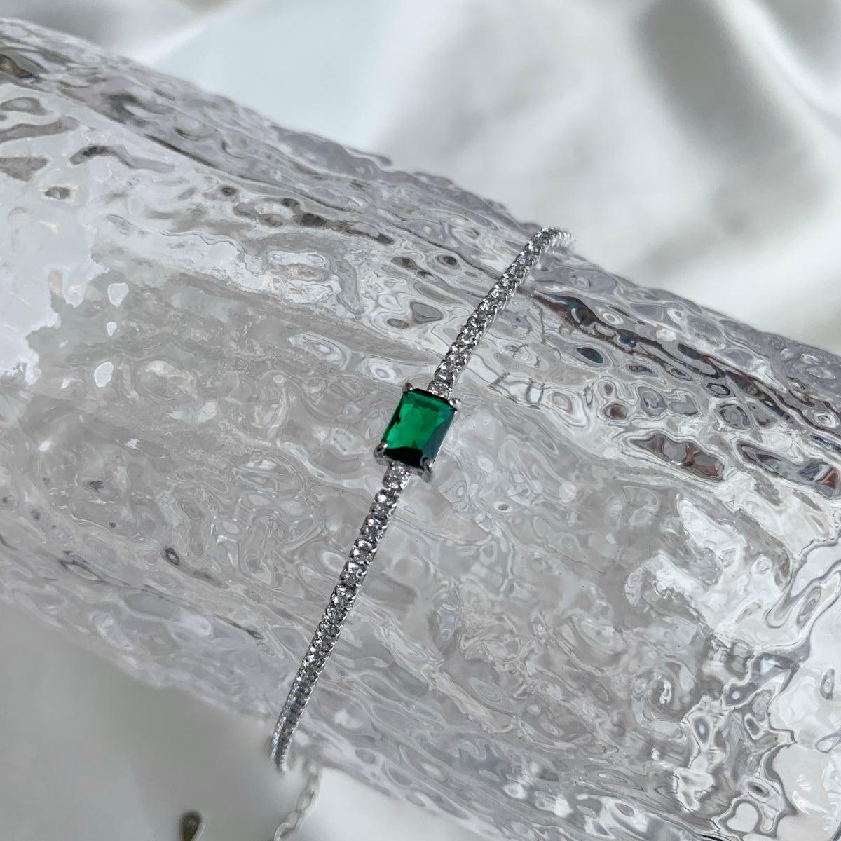 [Windsor Jewelry]1.0 Carat Unique Emerald Cut Banquet Bracelet