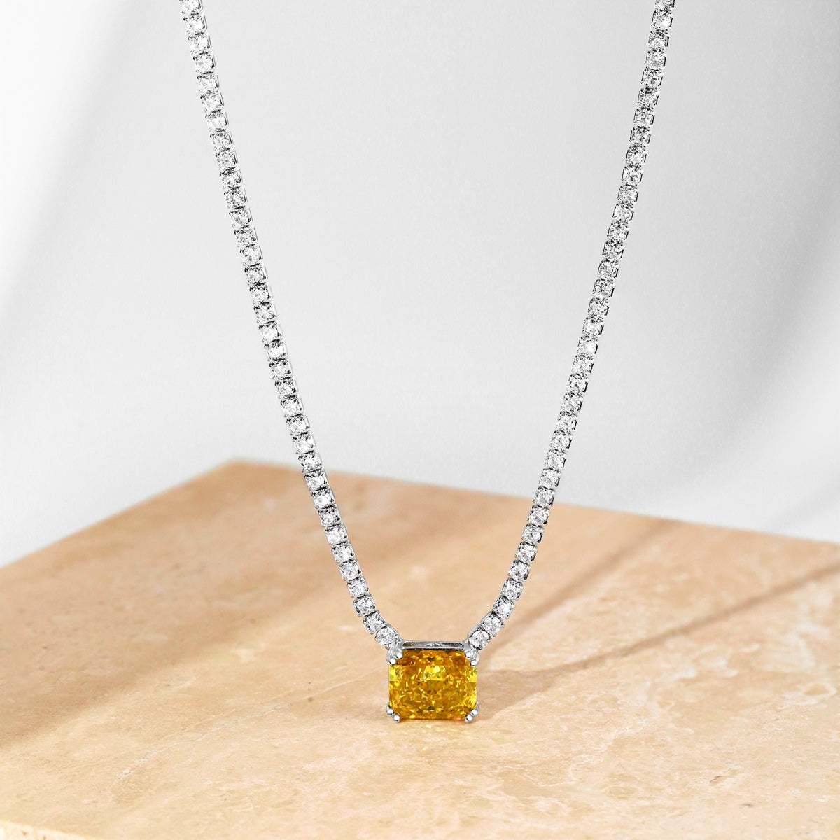 [Windsor Jewelry]4.0 Carat Elegant Radiant Cut Necklace