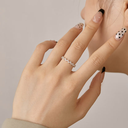 [Windsor Jewelry]Delicate Enchanting Wave Shape Daily Ring