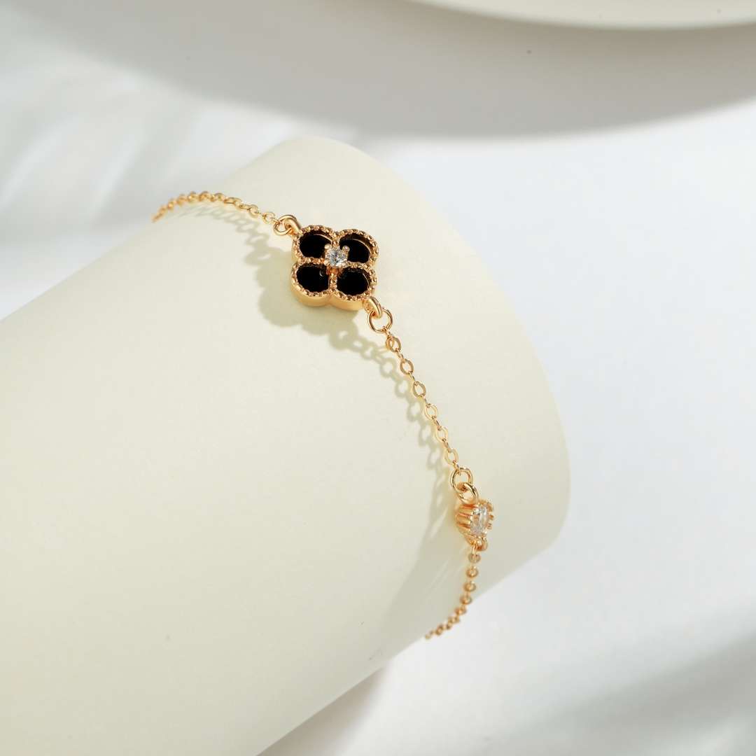 [Windsor Jewelry]Delicate Four Leaf Clover Bracelet