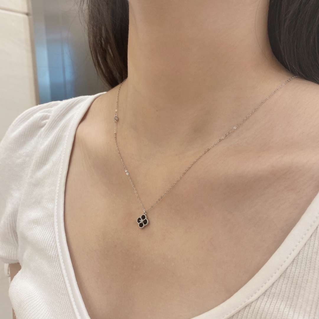 [Windsor Jewelry]Delicate Flower Shape Necklace