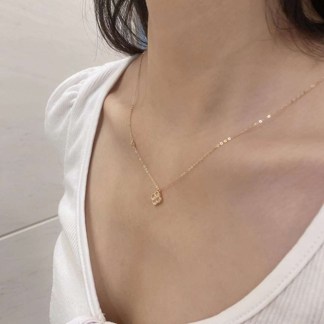 [Windsor Jewelry]Delicate Flower Shape Necklace