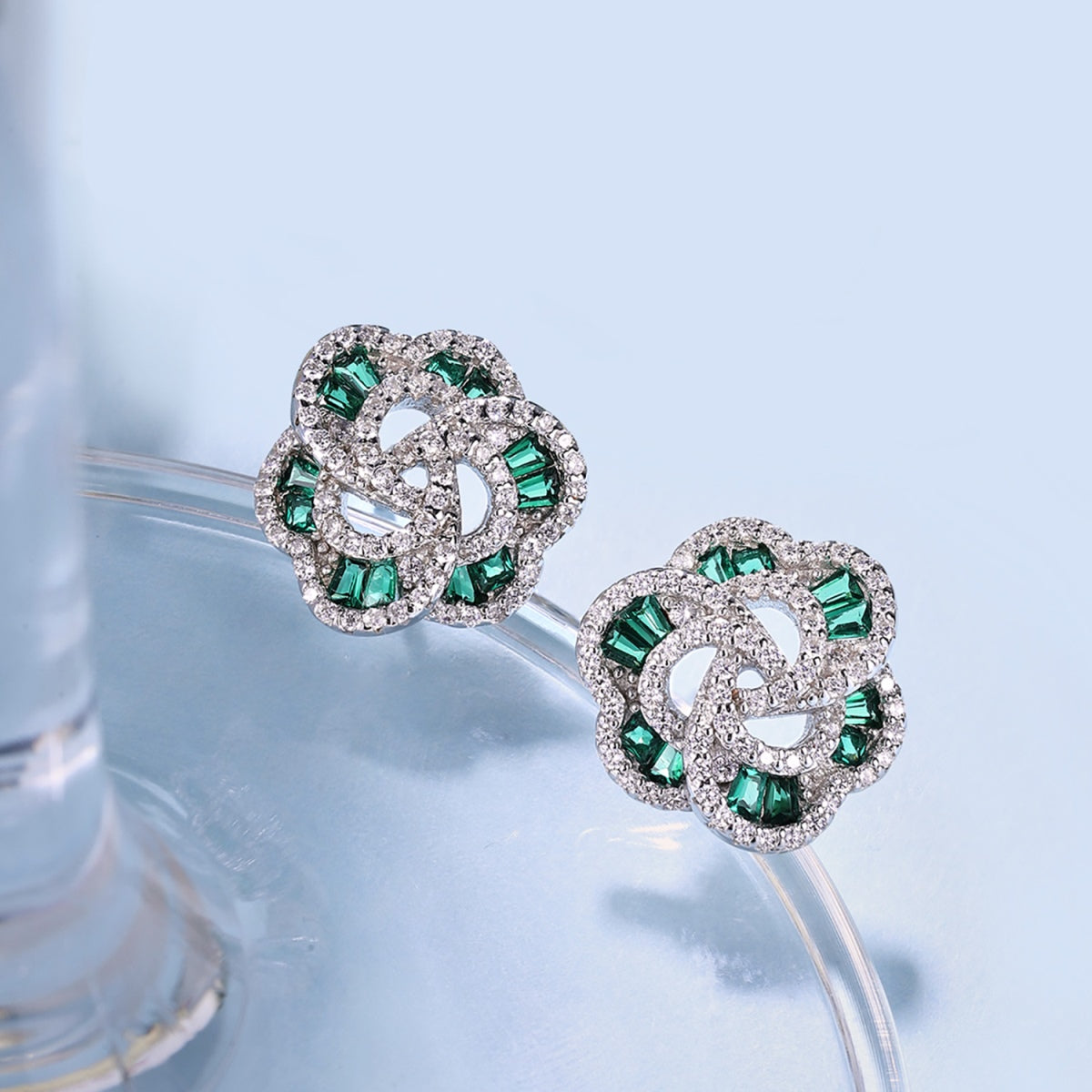 [Windsor Jewelry]Exquisite Flower Shape Daily Earrings