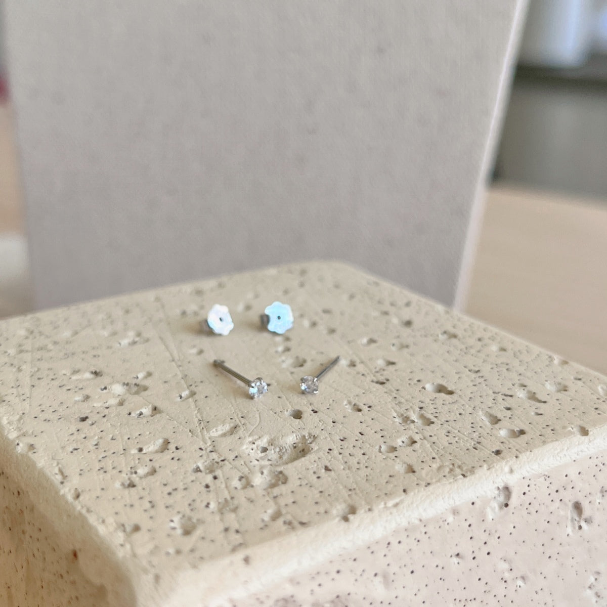 [Windsor Jewelry]Delicate Solitaire Earrings