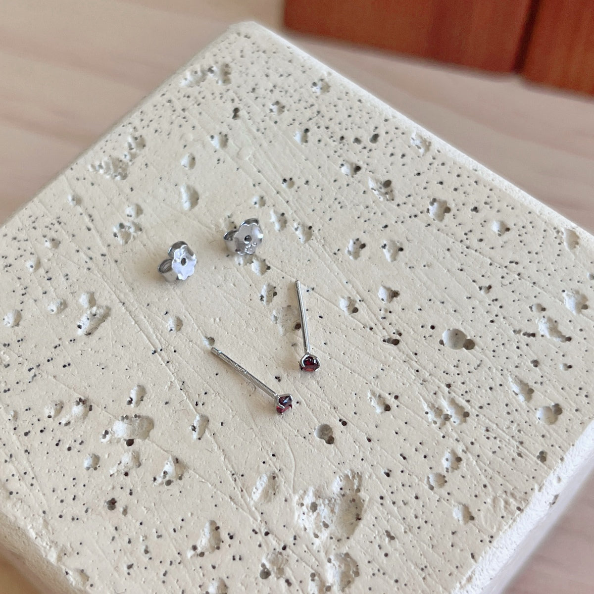 [Windsor Jewelry]Delicate Solitaire Earrings