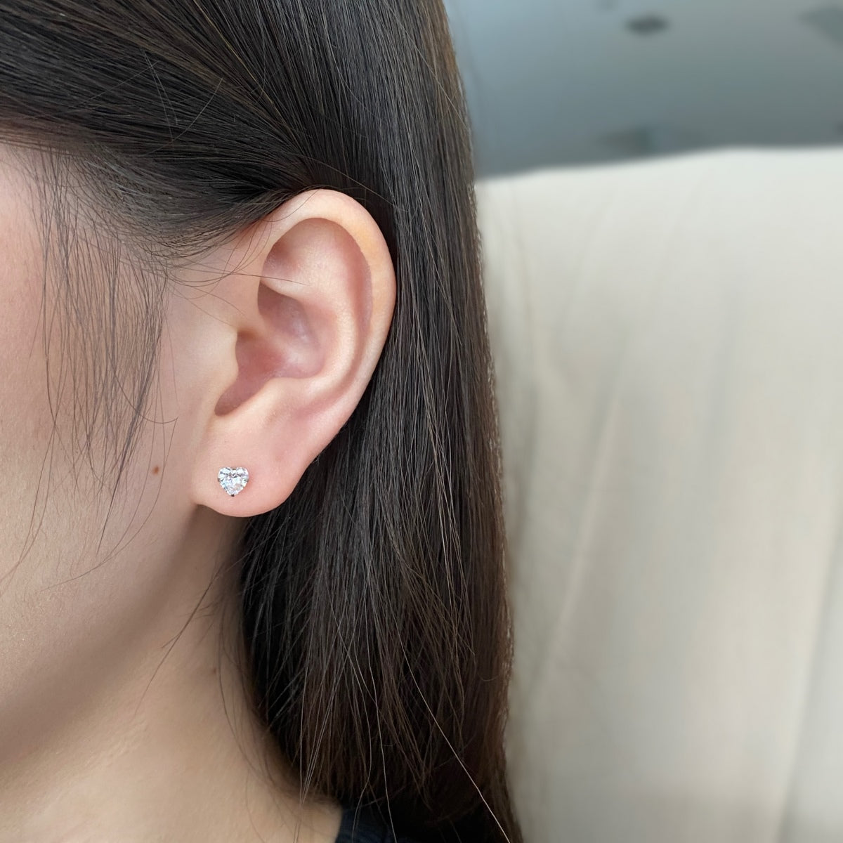 [Windsor Jewelry]Sparkling Heart Shaped Simple Earrings