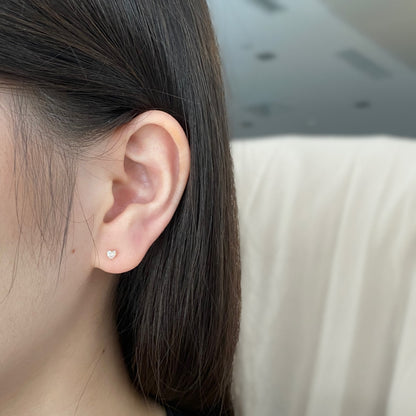 [Windsor Jewelry]Sparkling Heart Shaped Simple Earrings