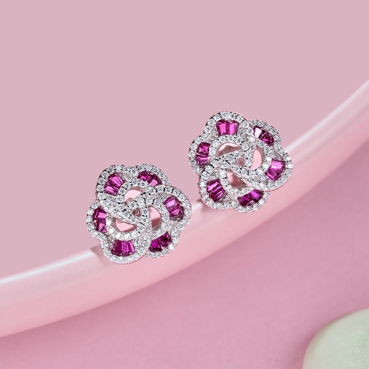 [Windsor Jewelry]Exquisite Flower Shape Daily Earrings